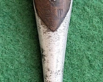 Zeldzame vintage 4 inch schroevendraaier met perfecte handgreep. Vintage 4 inch platte schroevendraaier met houten handvat.