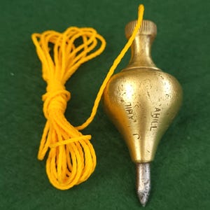 Antik mässingslod. Antik traditionell kålrotsformad mässingslod med stålspets. Traditionellt formad antik lod - J. Cahill.