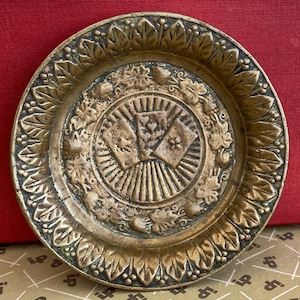 Una maravillosa antigua grafía de latón Vide Poche o bandeja de monedas. Moneda de latón antiguo o bandeja de contador de juegos. Plato de monedas ornamentadas.