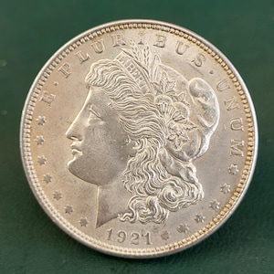 Antieke Amerikaanse zilveren dollar uit 1921. 1921 Morgan-zilverdollar. Antieke Amerikaanse zilveren munt E Pluribus Unum.