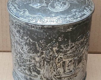 Antik orientalisch dekorierte Teedose. Antike Teedose mit gepressten orientalischen Szenen. Antike Teedose - Komplett und Original.