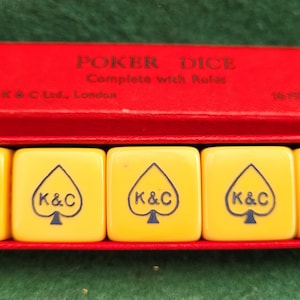 大型のビンテージ ポーカー ダイス - ロンドンの K & C Ltd 社製。オリジナルの赤い箱に入った 5 つのビンテージ 18 mm ポーカー ダイスと説明書付き。