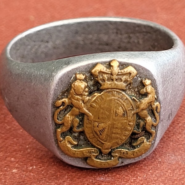 WW II Military Ring. WW2 Soldiers Ring - Honi Soit Qui Mal y Pense - Dieu et Mon Droit. WW2 Regimental Ring.