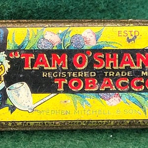 Étui à tabac antique Vesta Tam O&#39; Shanter en fer-blanc. Ancienne trousse Vesta Tam O&#39; Shanter d&#39;une once à tabac - Stephen Mitchell & Son Glasgow.
