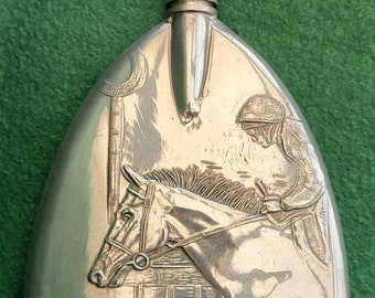 Ongebruikelijke vintage tinnen heupfles. Ongebruikelijke vintage paardenrennen spiritusfles. Ongebruikelijk gevormde vintage paardenrace heupfles van Alchemy Pewter