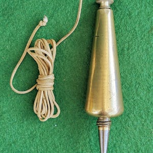 Ovanligt lod i mässing med stålspets, vintage, tungt lod i mässing, långt morotsformat lod. Vintage avvägningsverktyg.