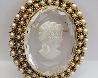 Vintage Intaglio Clear Glass Cameo Gold Tone Oval Pin Brooch With Faux Pearls. Vintage Glass Intaglio Brooch. Vintage Gold Tone Brooch.