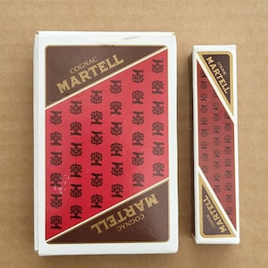 ビンテージ マーテル コニャック ポーカー ダイスとトランプ。 オリジナル ボックス入りビンテージ ポーカー ダイス。 ビンテージ広告ポーカー ダイスとトランプ。