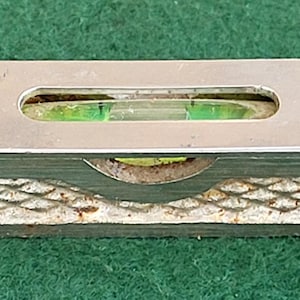 Puede incluir: Un nivel de metal plateado con un nivel de burbuja verde y el texto "FABRONE MADE IN ENGLAND NO. 17613" en la parte superior.