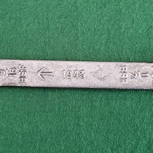 第二次世界大戦の英国軍用スパナ - BSW および BSF、1943 年ブロードアローマーク、英国規格ウィットワースおよび英国規格ファイン付き。A S & S W。