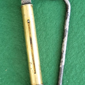 Vintage Lee Enfield avtryckarmått i mässing från Salter med brittisk militär stämpel med bred pil.