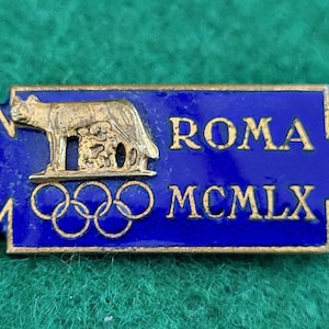 Insignia vintage de los Juegos Olímpicos de Roma de 1960. Insignia esmaltada de los Juegos Olímpicos de Roma MCMLX - Lupa Capitolina - La Loba Capitolina.
