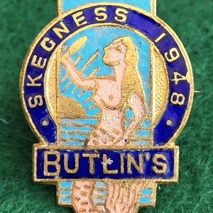 Vintage 1948 Butlin&#39;s Skegness Enamel Badge By W. Reeves & Co Ltd, Birmingham. Butlin&#39;s Skegness 1948 Enamel Pin Badge - HMS Royal Arthur.