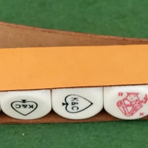 希少なビンテージ ポーカー ダイス - ロンドンの K & C Ltd 社製。 オリジナルのタン レザー ケースに入った 5 つのビンテージ 18 mm ポーカー ダイスと説明書付き。