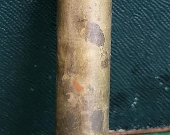 Antik Mk IV oljekanna för Lee Enfield gevär. Vintage mässingsoljakanna från Harcourt(s) för Lee Enfield gevär med gammalt märke för bred pil.
