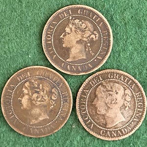 Może przedstawiać: Trzy kanadyjskie monety miedziane z profilem królowej Wiktorii. Monety są datowane na 1858, 1859 i 1860. Monety są w dobrym stanie z niewielkimi śladami zużycia.