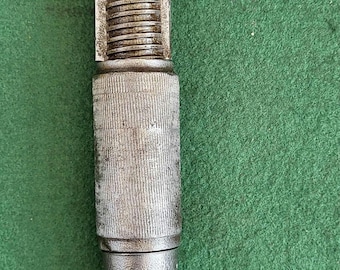 Puede incluir: Una llave inglesa de plata con un mango texturizado. La llave tiene un mecanismo de ajuste de tornillo y una abertura de mandíbula.