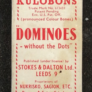 Dominós de Kulobons vintage escassos (ossos de cor pronunciada) sem os pontos por Stokes e Dalton Ltd, Vintage Sagion Picture Back Dominoes