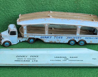 Trasportatore di auto e rampa Dinky Toys vintage. Trasportatore di auto Bedford Pullmore Dinky Toys vintage con rampa di carico n. 582.
