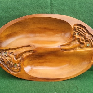 Vintage mana handgemaakte houten schaal uit Nieuw-Zeeland. Vintage handgemaakte Maori-kom met ogen van pauaschelp.
