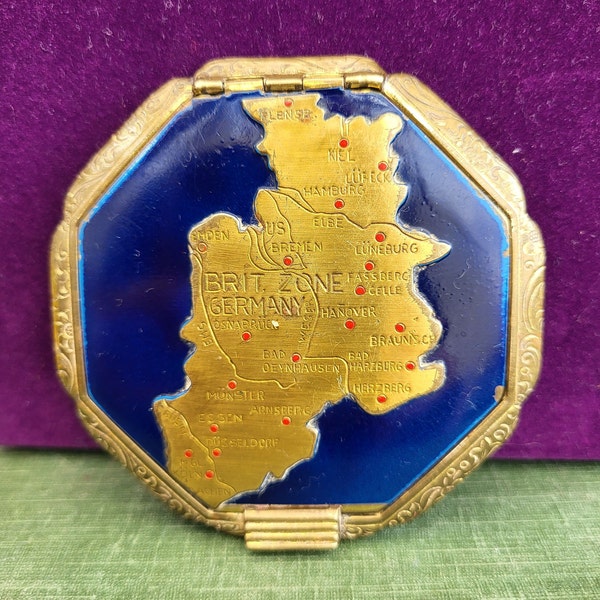 Poudre compacte vintage inhabituelle montrant la zone britannique de l'Allemagne occupée après la Seconde Guerre mondiale, dans une finition dorée et émaillée bleue.