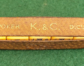 Dés de poker vintage fabriqués à Londres par K & C Ltd Londres. Cinq dés de poker vintage de 16 mm dans un étui en cuir marron clair d'origine.