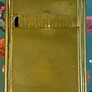 Hermosa lata de tabaco de latón antiguo. Buena calidad, caja de tabaco de latón antiguo bien hecho con bisagra inusual.