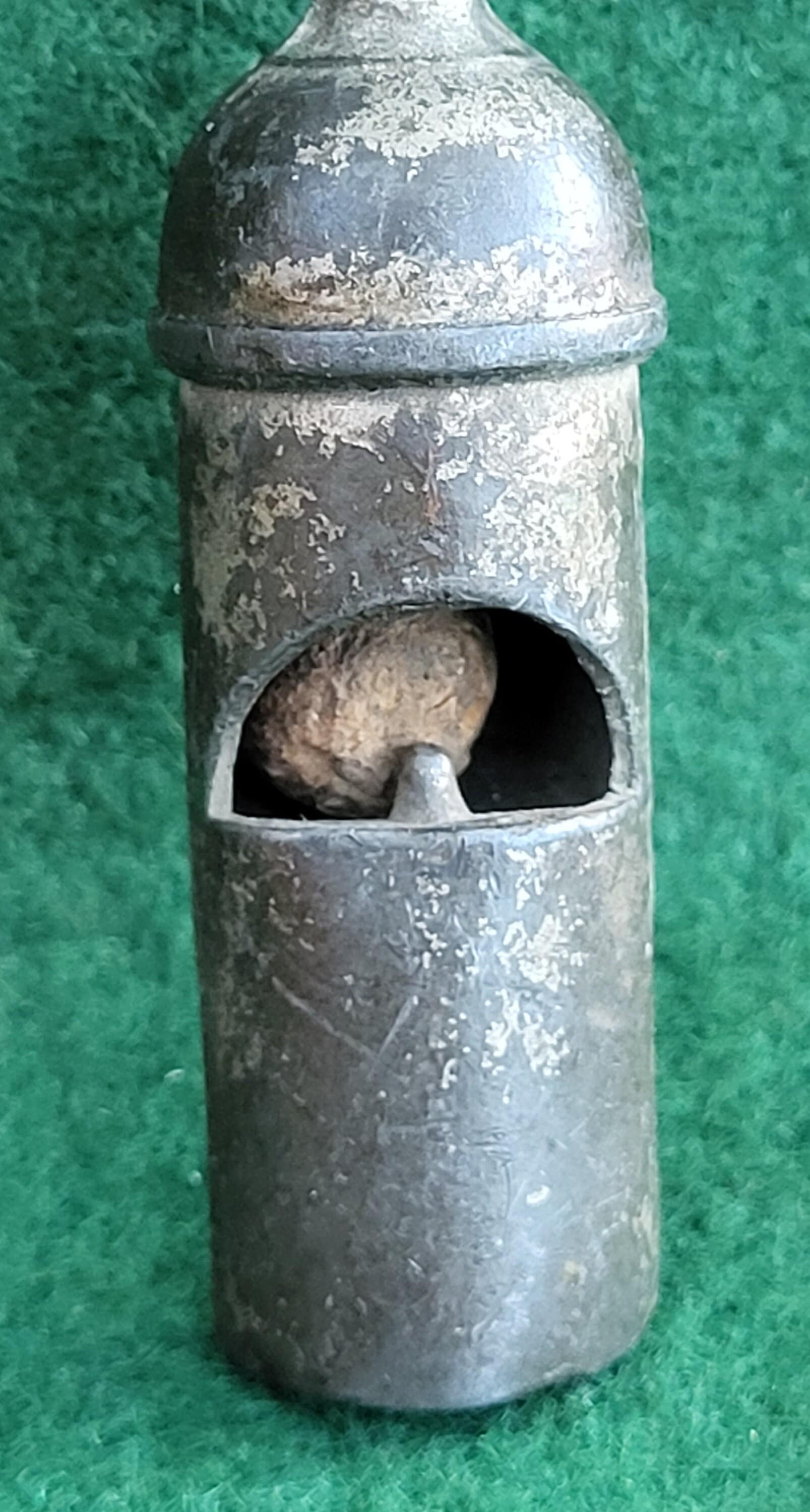 ANCIEN SIFFLET MÉTALLIQUE A BILLE AVEC BOUSSOLE 46 mm - N°49