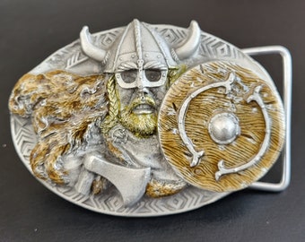 Muy bonita hebilla de cinturón vikingo de peltre vintage - Hebilla de cinturón de peltre vintage que muestra un guerrero vikingo - De Bulldog Buckle Co - Fabricada en Inglaterra.