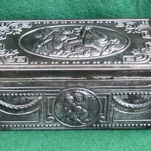 A Very Nice Vintage 1930&#39;s Cigarette Tin For State Express 333 Cigarettes. Ornate Vintage State Express 333 Metal Tin With Wood Lining.
