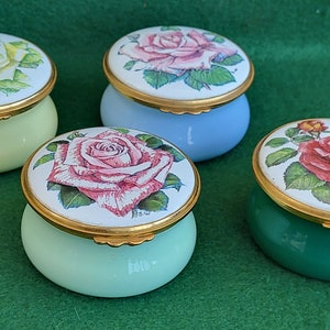 Cuatro macetas de baratijas de rosas reales de esmaltes Kingsley vintage: la princesa Alexandra, la reina Victoria, la princesa Margarita y la reina Alexandra Rose.