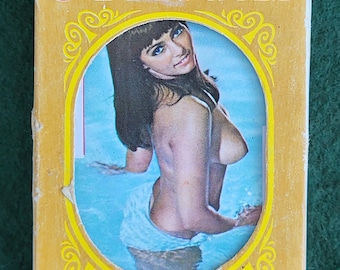 Cartas de Baralho Pin-Up Vintage - Década de 1970, 54 Modelos, Nº 74, Cartas de Baralho Coloridas Pin-Up, Baralho Completo Incluindo Dois Jokers, Na Caixa Original