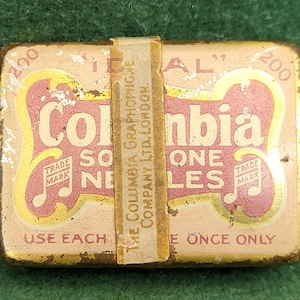 Grammophon Grammophon Nadeln in Original Dose. Vintage Columbia Ideal Soft Tone Gramophone Needle Dose mit teilweisem Inhalt - Bradford Labels.