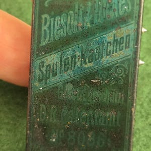 Une antiquité originale Spulen-Kästchen de Biesolt & Locke. Boîte antique pour canettes et accessoires avec bobines de coton de Biesolt Locke's.