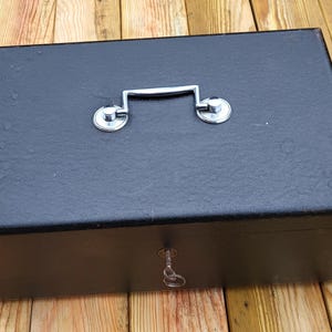Vintage Large Metal Cash Box. Nice Original Heavy Metal Cash Box With Lift Out Coin Tray. Lockable Cash/Box Strong Box With Key.