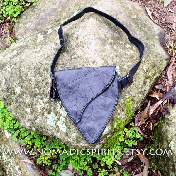 RÉDUIT sac en cuir feuille noire qui peut être un sac de ceinture ou un sac à bandoulière-elfique, hippie, habitant de la forêt, sac de médecine, Festival, lutin, Psy