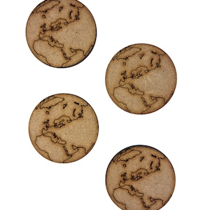 Peut inclure: Quatre sous-verres en bois avec un fond brun et un contour noir de la carte du monde.