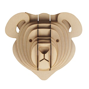 Könnte beinhalten: Eine Wanddekoration aus Holz in Form eines Bärenkopfes, hergestellt aus mehreren Holzschichten. Der Bär ist braun und hat ein schlichtes Design.