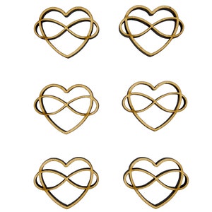 Peut inclure: Six ornements en bois en forme de cœur avec un symbole d'infini à l'intérieur. Les ornements sont de couleur brun clair et ont une finition lisse.