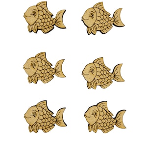 Puede incluir: Seis recortes de peces de madera. Cada pez tiene un patrón de escamas detallado, una cara sonriente y una aleta decorativa. Los peces son de color marrón claro y están dispuestos sobre un fondo blanco. Adecuado para manualidades y proyectos decorativos.