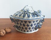 First Period Worcester Bow (1775) England Dr Wall period lidded Chestnut basket, Pine Cone pattern reticulated weave cover w small flowers