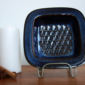 Petit bol de poterie de collection créé par l&#39;artiste Einar Johansen pour Soholm Danemark dans les années 60 avec un beau corps émaillé marron et bleu.