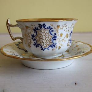 Tasse de style Jacob Petit des années 1850 en porcelaine exclusive, tasse à thé élégante du XIXe siècle avec soucoupe, antiquités en porcelaine française bleu cobalt or