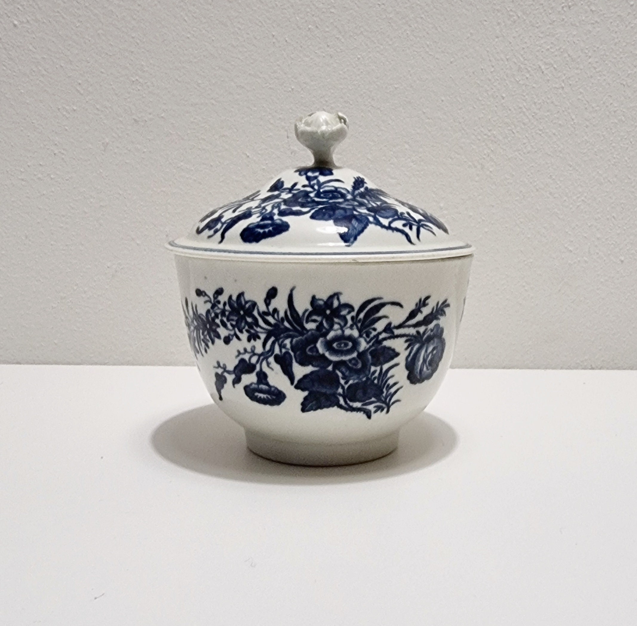英国ウースター初期の蓋付きシュクリエボウル（花と蝶の模様が描かれた 