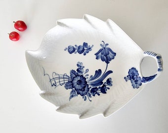 Royal Copenhagen Blu flowers braided leaf serving dish with handle 10/1599, 23 cm or 9 inch long, Denmark original