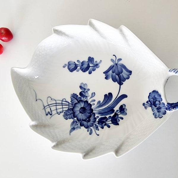 Royal Copenhagen Blu flowers braided leaf serving dish with handle 10/1599, 23 cm or 9 inch long, Denmark original