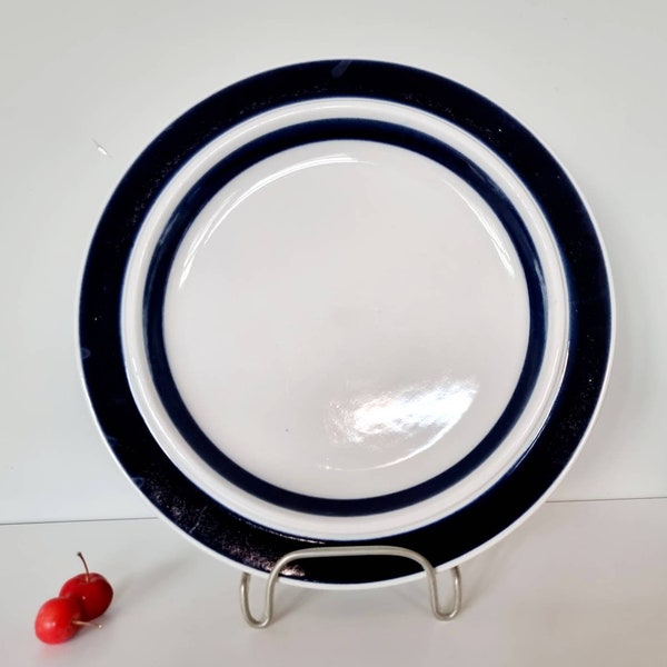 Arabia Finland 26 cm or 10.24 in Anemone blue large dinner plate, design by Ulla Procopé 1962-1976, Stoneware