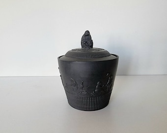 Seltene Zuckerdose und Deckel aus schwarzem Basaltsteinzeug, Dame mit Fassaufschlag, maschinen gedrehter Sockel, vermutlich Eliija Mayer & Son, Hanley, um 1800