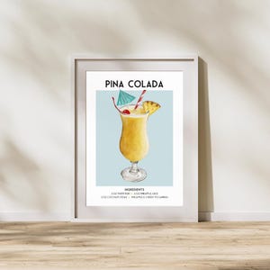 Przepis na koktajl Pina Colada – sztuka na wózku barowym, wystrój domowego baru, sztuka ścienna w stylu retro z koktajlami (pobieranie cyfrowe)