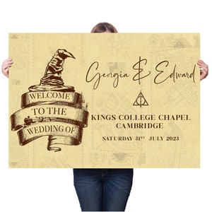 Puede incluir: Un anuncio de boda de estilo vintage con una ilustración marrón de un sombrero de mago y un tren. El texto dice "Bienvenido a la boda de Georgia & Edward, Kings College Chapel, Cambridge, sábado 31 de julio de 2023".